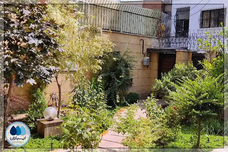 طراحی و اجرای آبیاری قطره‌ای باغچه‌های این منزل مسکونی بدون استفاده از پمپ و با استفاده از فشار آب شهری انجام شد.